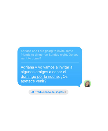Traduction en direct dans Messages d’un SMS : « Adriana et moi invitons des proches à dîner dimanche soir. Est-ce que tu es libre ? » traduit automatiquement en espagnol