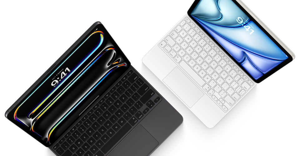 Pohled shora na iPad Pro s připnutým černým Magic Keyboardem k iPadu Pro a na iPad Air s připnutým bílým Magic Keyboardem.