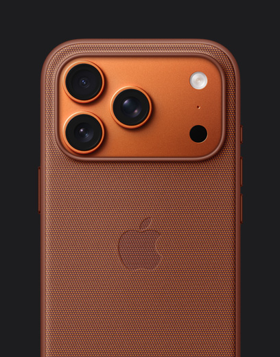 iPhone 17 Pro, parte trasera, acabado en naranja cósmico, con funda de trenzado técnico naranja con MagSafe