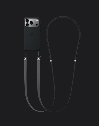 iPhone 17 Pro, parte trasera, acabado en plata, con funda de silicona negra con MagSafe y la correa cruzada gris oscuro