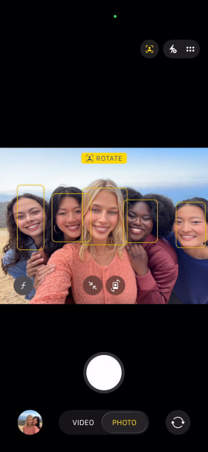 Pantalla de un iPhone 17 Pro que muestra la prestación Encuadre Centrado para fotos y cómo hacer un selfie de grupo, caras destacadas