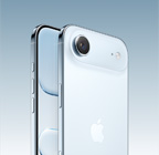 Imagem em ângulo da parte de trás do iPhone Air na cor azul-céu mostrando o sistema de câmera Fusion principal no platô na parte superior e o Controle da Câmera, e parte da frente mostrando a tela de ponta a ponta, o botão de Ação e os botões de volume