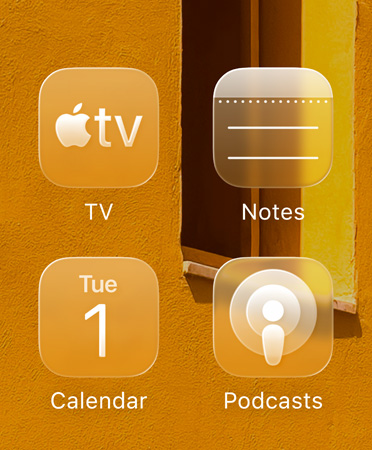 Grande plano dos novos ícones transparentes para apps, com os exemplos das apps Apple TV, Notas, Calendário e Podcasts