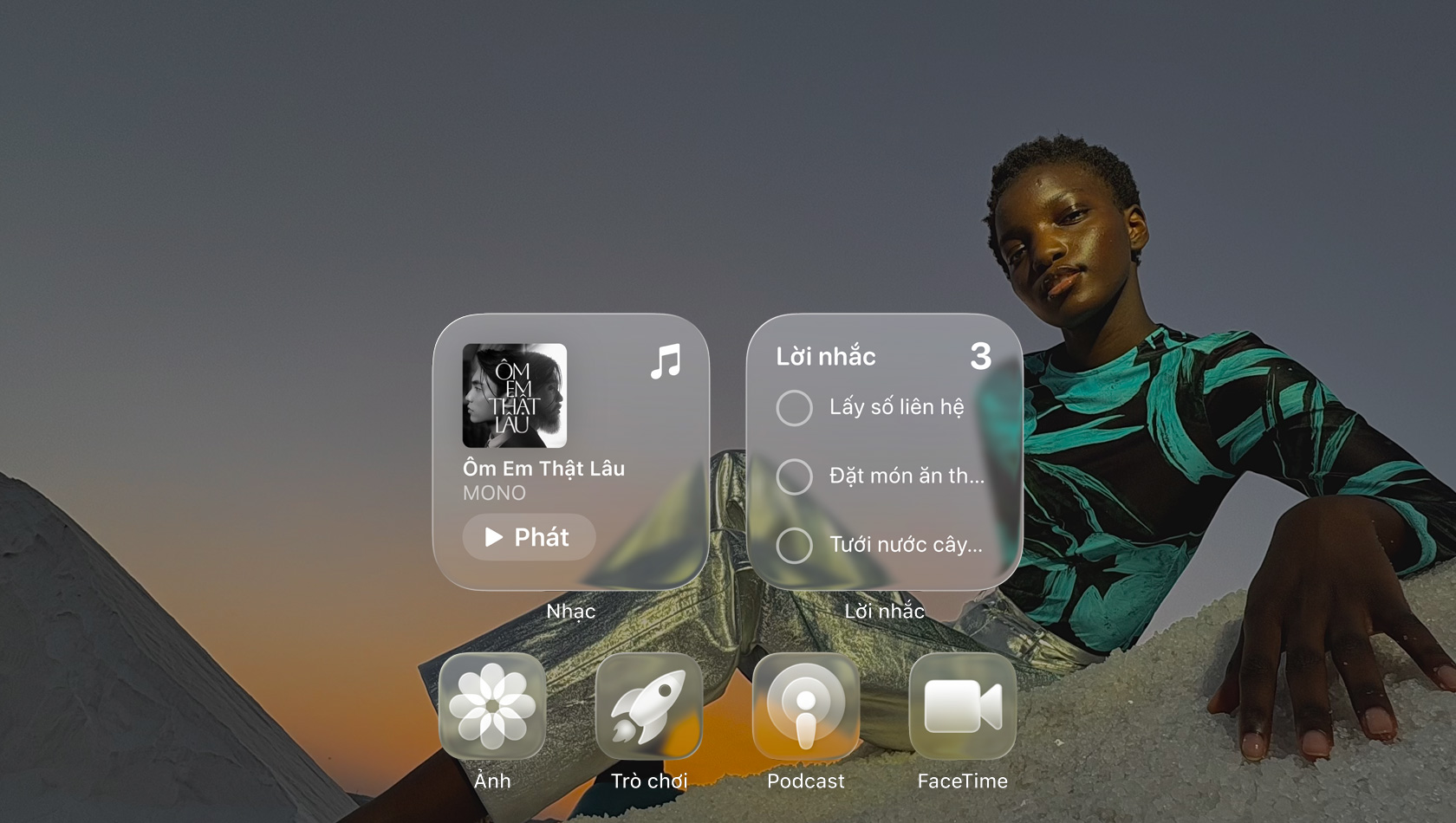 Màn hình Liquid Glass với các biểu tượng ứng dụng trong suốt, như Apple Music, Lời Nhắc, Ảnh, Games, Podcast và FaceTime phản chiếu trên hình nền